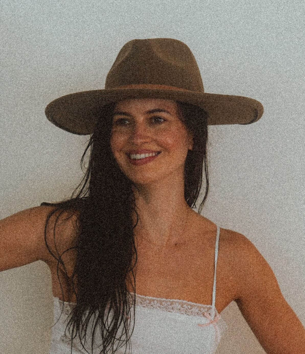 Portrait of Aviva, founder of Aviva Coaching